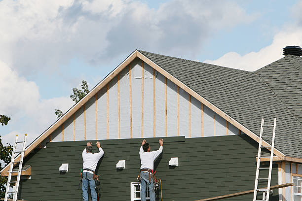 Professional Vinyl Siding technician working in Downers Grove, IL